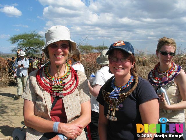 14009 Machteld and Jenni with beads